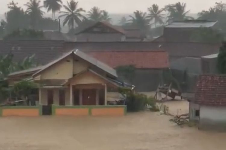 BNPB, banjir Sukabumi, longsor Sukabumi, cuaca ekstrem jabar, BNPB Kerahkan Tim Reaksi Cepat, Ribuan Warga Sukabumi Terdampak Banjir dan Longsor