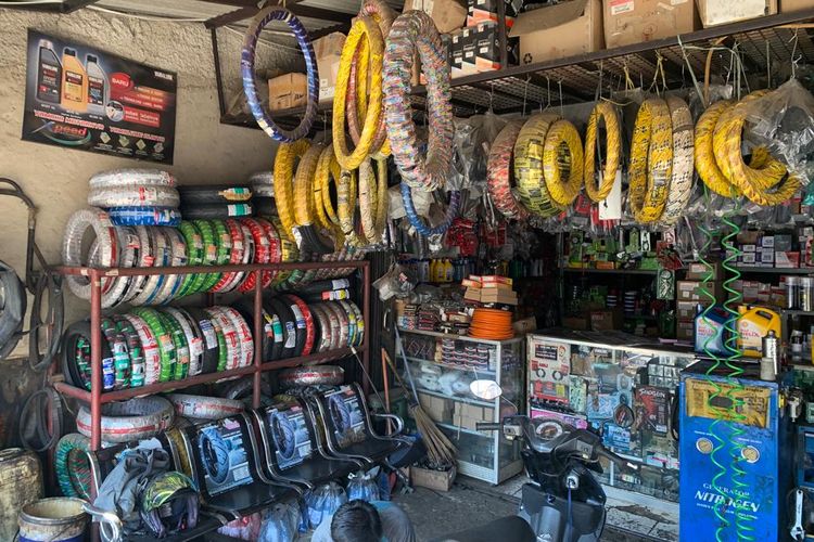 perawatan motor listrik, Tantangan bongkar pasang ban, Biaya servis motor listrik, Kesulitan mekanik, Kesulitan Mengganti Ban Motor Listrik yang Wajib Diketahui, Proses Bongkar Pasang Ban Motor Listrik Lebih Rumit, Biaya Servis Motor Listrik Lebih Tinggi, Mekanik Perlu Memahami Desain Roda Belakang Motor Listrik, Kesimpulan