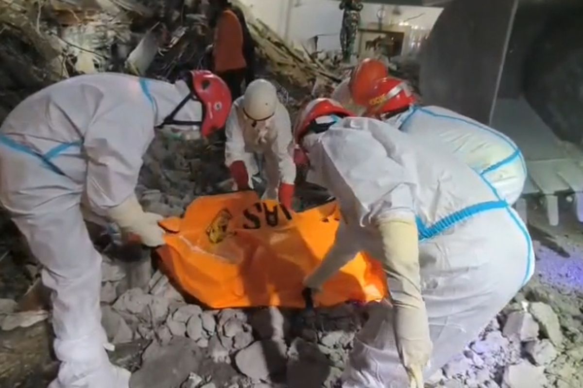 Tim DVI Polda Jatim, Ponpes Al Khoziny, ponpes al khoziny ambruk, tragedi ponpes al khoziny, korban tragedi ponpes al khoziny, Tragedi Ponpes Al Khoziny: 55 Kantong Jenazah Diterima Tim DVI Polda Jatim