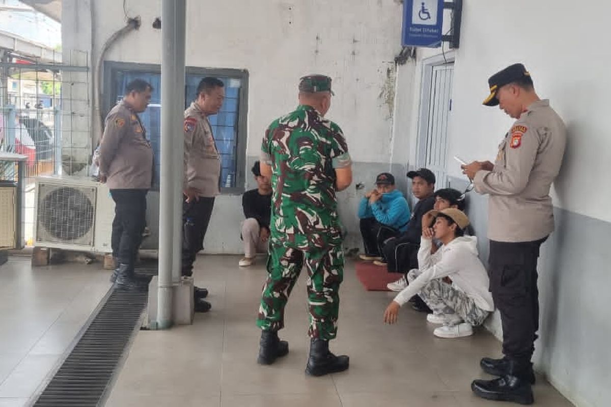demo, Demo buruh, menangis, demo hari ini, demo buruh hari ini, Tangis Pemuda 20 Tahun Dipaksa Ikut Demo Buruh di DPR