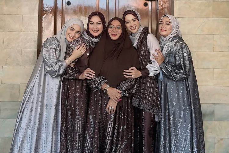 Citra Kirana, Intip Gaya Lebaran Keluarga Citra Kirana, busana lebaran citra kirana, gaya baju lebaran keluarga citra kirana, baju lebaran keluarga citra kirana, baju lebaran citra kirana, busana keluarga citra kirana, gaya baju lebaran citra kirana, Kompak dengan Dress Satin, Gaya Lebaran Keluarga Citra Kirana