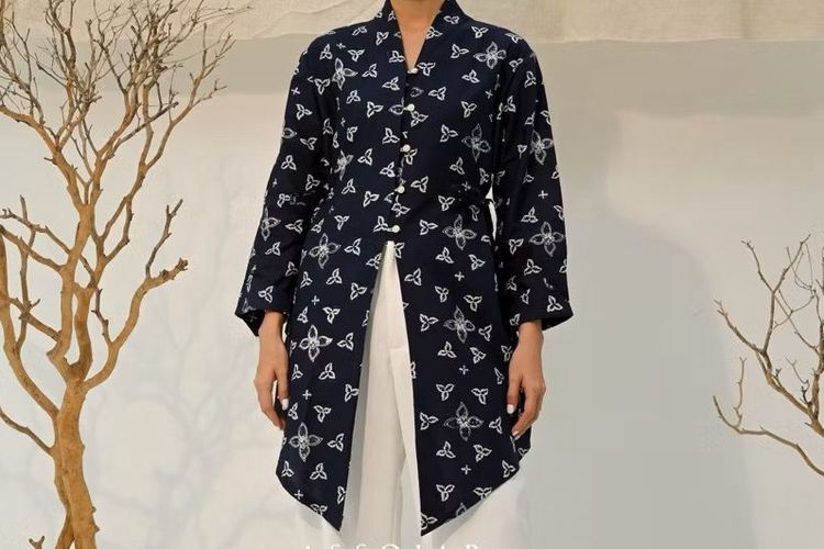 rekomendasi batik wanita, rekomendasi batik wanita modern, batik wanita kekinian, batik modern wanita hijab, vest batik kekinian, 5 Rekomendasi Baju Batik Wanita, Modern dan Kekinian, 1. Blouse batik Bhatara Batik, 2. Blazer batik Pikoi_id, 3. Batik blouse berlengan ruffle Callie Tamami, 4. Kebaya batik Assojar Fashion Ethnic, 5. Blouse batik Nayara