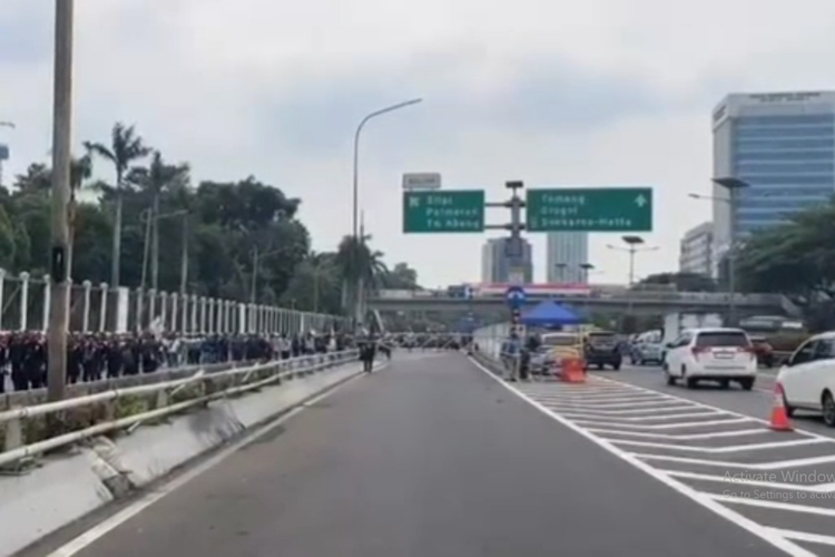 jalan tol, papan petunjuk jalan tol, arti warna papan petunjuk jalan tol, petunjuk jalan, Warna Biru dan Hijau di Papan Petunjuk Tol Punya Arti Beda: Ini Penjelasannya