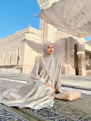 Inspirasi outfit umrah, Annisa Aziza, annisa aziza umrah, inspirasi outfit umrah, inspirasi gamis umrah, gamis umrah, gaya Annisa Aziza umrah, 9 Potret Anggun Anissa Aziza Saat Umrah, Tetap Stylish di Tanah Suci, 1. Nuansa nude, 2. Gaya candid, 3. Nuansa putih, 4. Tas beige, 5. Gamis floral, 6. Sentuhan sutra dengan gaya elegan, 7. Gamis simpel, 8. Nuansa fresh, 9. Gaya duduk manis