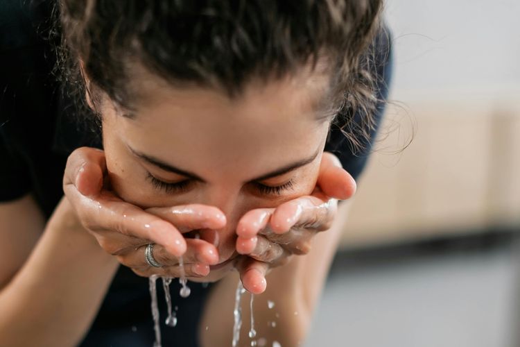 Makeup, Beauty, foundation, bedak, setting spray, 7 Urutan Make Up yang Tepat agar Wajah Tak Terlihat Dempul, 1. Pastikan wajah benar-benar bersih, 2. Lanjutkan dengan skincare dasar, 3. Gunakan primer sebagai base awal, 4. Aplikasikan foundation tipis-tipis, 5. Set complexion dengan bedak, 6. Lanjut ke riasan mata, 7. Akhiri dengan setting spray