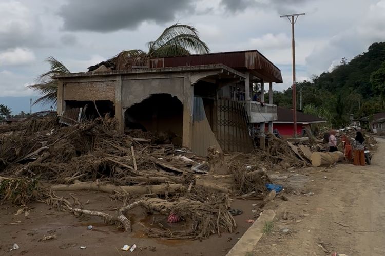 Berita Foto, banjir Agam, banjir sumbar 2025, dampak banjir sumatera, banjir agam sumbar, BERITA FOTO: Kerusakan di Agam, Wilayah Terdampak Banjir dengan Korban Tewas Tertinggi di 3 Provinsi, Mengapa Tiga Kecamatan Ini Masih Terisolir?, Berapa Banyak Warga yang Terisolir?, Berapa Jumlah Korban Jiwa dalam Bencana Ini?, Berapa Banyak Warga Mengungsi dan Kerusakan Infrastruktur?