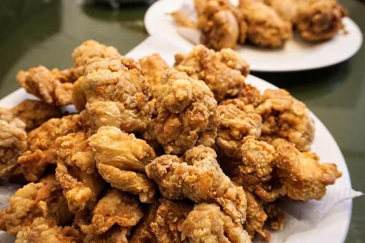 cara membuat ayam goreng crispy, cara membuat ayam goreng crispy yang renyah, adonan tepung ayam goreng, ayam goreng ala kfc, trik goreng ayam kriuk, Cara Bikin Adonan Tepung Ayam Goreng Crispy dan Tidak Keras, Modal 2 Bahan, 1. Gunakan Putih Telur Sebagai Perekat, 2. Tambahkan Tepung Maizena untuk Hasil Kriuk, 3. Gunakan Adonan Basah dan Kering, 4. Goreng dengan Minyak Banyak dan Api Sedang, 5. Tips Tambahan agar Ayam Tetap Crispy Lebih Lama