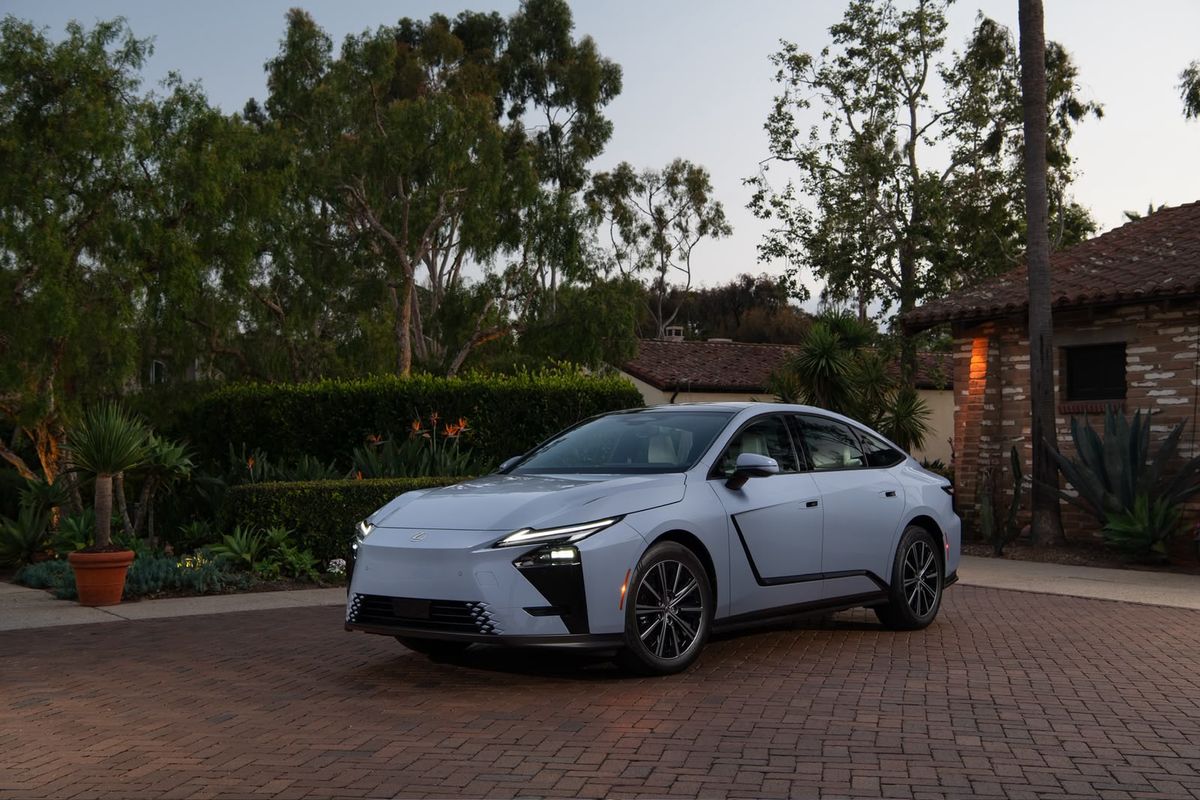 Lexus, Kenalan dengan Sedan Listrik Pertama dari Lexus