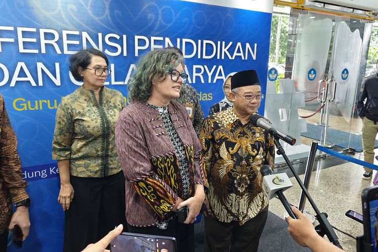Canva, aplikasi desain, aplikasi desain canva, Mendikdasmen, Mendikdasmen Minta Canva Perluas Pelatihan Guru hingga Wilayah 3T