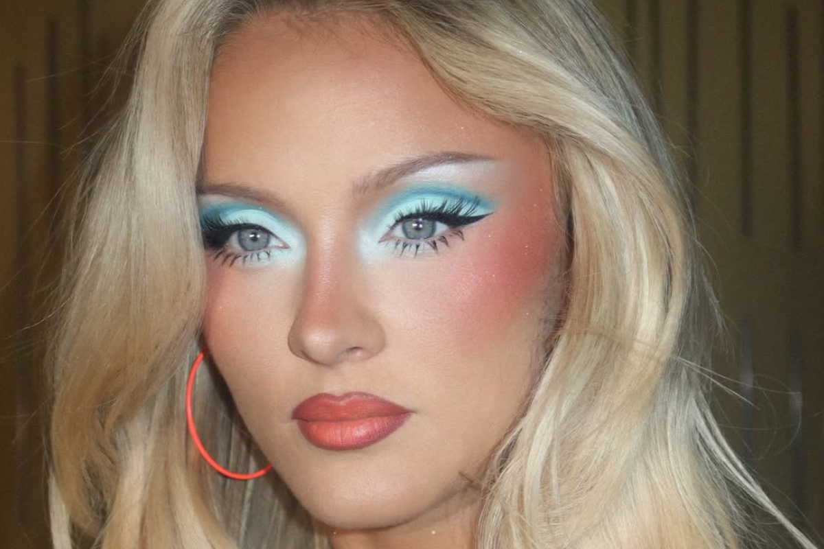 Eyeshadow, Eyeshadow Biru Jadi Tren, Ini 5 Rekomendasi Brand Lokal yang Bisa Jadi Pilihan, 1. Make Over Trivia Eyeshadow Skycrapping Blue, 2. Viva Eye Shadow Cream Biru, 3. Implora Eyeshadow Palette Ocean, 4. Inez Color Eyeshadow Palette, 5. Hanasui Eyemazing Eyeshadow Palette