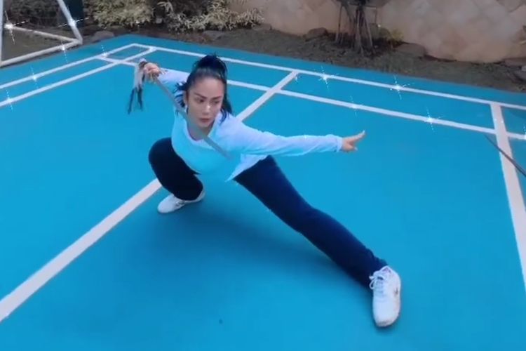 Krisdayanti, wushu, kris dayanti wushu, kris dayanti trenggono mencintaimu, kris dayanti saat latihan wushu, world kungfu championships 2025, kris dayanti raih medali perak, 7 Gaya Kris Dayanti Saat Latihan Wushu, Anggun dan Energik, 1. Kostum merah bermotif naga, 2. Seragam pink Shanghai, 3. Setelan modern dan kipas lipat, 4. Busana fuchsia dengan bordir emas, 5. Gaya sporty, 6. Kostum merah marun, 7. Nuansa abu-abu dengan tombak wushu