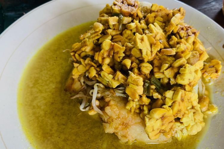 Stasiun Malang Kota Baru, Stasiun Kota Baru Malang, kuliner dekat Stasiun Malang, kuliner malang, tempat makan dekat Stasiun Malang, rawon Stasiun Malang, bakso Stasiun Malang, 8 Kuliner Dekat Stasiun Malang Kota Baru, Rawon hingga Bakso, 1. Depot Bang Leo, 2. Nasi Bhug Matirah, 3. Soto Basket Stasiun, 4. Bakso Priangan Mang Yayat, 5. Rawon Tessy, 6. Orem-orem ketupat Abah Syahri, 7. Nasgor Pak Dji, 8. Pasar Klojen