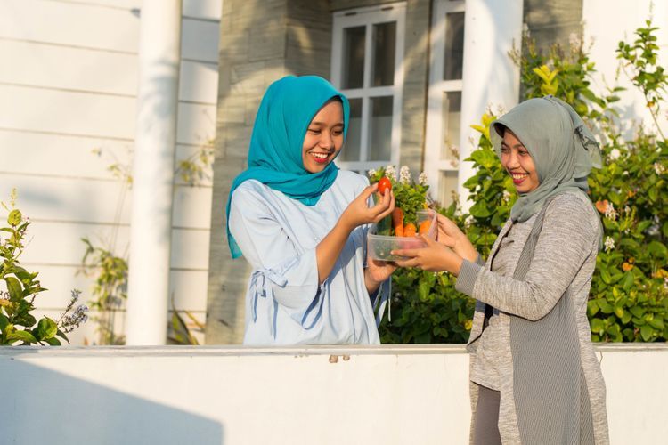 demonstrasi, kesehatan mental, cara mengatasi rasa cemas, cara mengatasi cemas, cara mengatasi rasa cemas dan takut, takut keluar rumah, takut bepergian, cara mengatasi takut bepergian, tips mengatasi takut keluar rumah, kondisi negara terkini, 9 Cara Atasi Cemas dan Takut Bepergian akibat Situasi Negara yang Tak Pasti Menurut Psikolog, 1. Validasi perasaan, 2. Cari bantuan di ruang digital, 3. Hubungi orang-orang terdekat, 4. Afirmasi positif, 5. Menjalin pertemanan, 6. Lakukan perawatan diri, 7. Batasi asupan informasi, 8. Tonton video lucu, 9. Jangan lupakan hobi