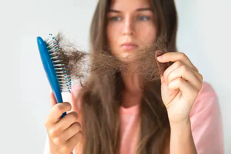 Penyebab Rambut Rontok Parah Setelah Melahirkan dan Cara Mengatasinya