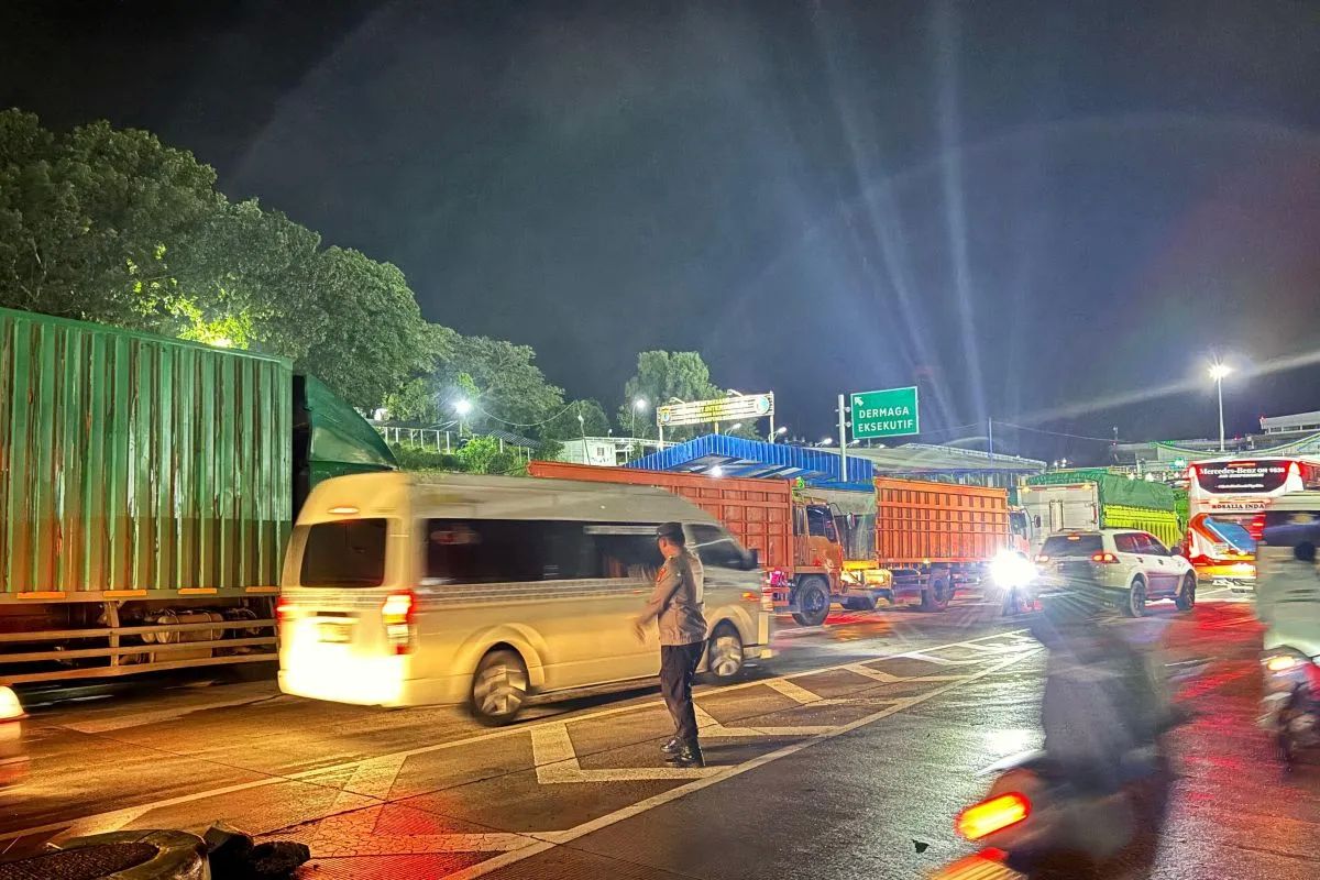 Selat Sunda, ASDP, Pelabuhan Bakauheni, Polsek KSKP Bakauheni, Ribuan Kendaraan Padati Pelabuhan Bakauheni Jelang Libur Nataru 2025/2026, Lonjakan Kendaraan di Bakauheni Sejak Awal Pekan, Cuaca Ekstrem Picu Antrean Hingga Luar Pelabuhan, Upaya Penguraian Antrean dan Penyiapan Buffer Zone, Puluhan Kapal Disiagakan Layani Angkutan Nataru