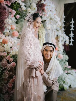 Al Ghazali, Alyssa Daguise, 7 Style Alyssa Daguise saat Tasyakuran 4 Bulan Kehamilan, Anggun Bernuansa Pastel, 1. Busana pastel dengan siluet mengalir, 2. Detail renda yang mempermanis tampilan, 3. Veil tipis yang memberi kesan syahdu, 4. Riasan natural dengan hasil akhir glowing, 5. Rambut ditata simpel dan rapi, 6. Aksesori minimalis yang elegan, 7. Tampil serasi bersama Al Ghazali