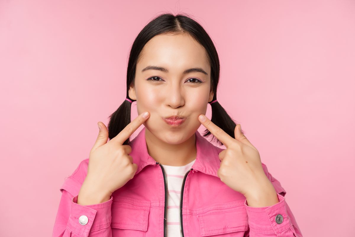 pipi chubby, 7 Cara Alami Menghilangkan Pipi Chubby, Kurangi Garam, 1. Pahami bahwa lemak wajah tidak bisa dihilangkan secara instan, 2. Kurangi asupan garam , 3. Perbanyak minum air putih, 4. Batasi karbohidrat olahan dan makanan ultra-proses, 5. Kelola stres , 6. Hindari alkohol dan perbaiki kualitas tidur, 7. Tetap aktif bergerak 
