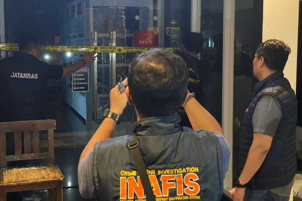 Hanura, Bambang Raya Saputra, striptis, Mansion Executive Karaoke, Jateng, Semarang, jateng, Mansion Executive Karaoke Semarang, Mansion Executive Karaoke digrebek, Mansion Executive Karaoke prostitusi, etua DPD Partai Hanura Jateng, Ketua DPD Partai Hanura Jateng Bambang Raya Saputra, bambang raya saputra hanura, Ketua DPD Hanura Jateng Jadi Tersangka Kasus Karaoke Penyedia Striptis di Semarang