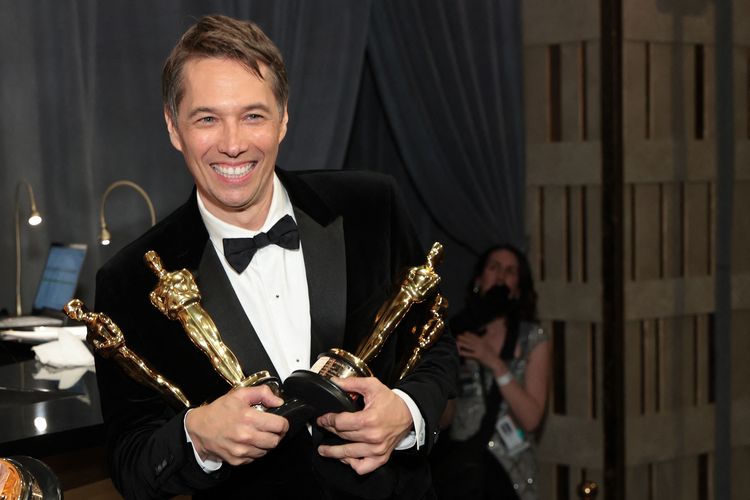 Academy Awards, pemenang Oscar, Siapa yang Menentukan Pemenang Oscar? Ternyata Bukan Satu Juri, Siapa saja anggota Academy?, Bagaimana seseorang bisa menjadi anggota?, Proses awal penentuan nominasi, Anggota menominasikan sesuai bidangnya, Siapa yang memilih pemenang Oscar?, Aturan baru bagi pemilih Oscar, Sistem khusus untuk Best Picture, Proses panjang sebelum amplop dibuka
