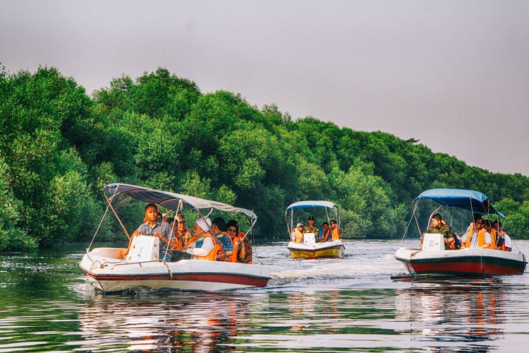 wisata alam, Jakarta, 6 Wisata Alam di Jakarta untuk Healing Akhir Pekan, Mana Favorit Kamu?, 1. Kepulauan Seribu, 3. Hutan Mangrove PIK, 4. Taman Tabebuya, 5. Setu Babakan, 6. Pantai Pasir Putih PIK 2