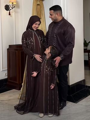 7 Rekomendasi Busana Lebaran 2026, Bikin Terlihat Anggun dan Bersahaja, 1. Halimah Gamis Hanbok, 2. Janur Among Collection by Thenblank, 3. Abaya Turkiye Multifungsi, 4. La Zurra Signature (Rompi Lepas) by Javina, 5. Gamis Bini Orang by Butik Care, 6. Al Kisah by Damakara Official, 7. Alea One Set Baju Kurung oleh Leviora
