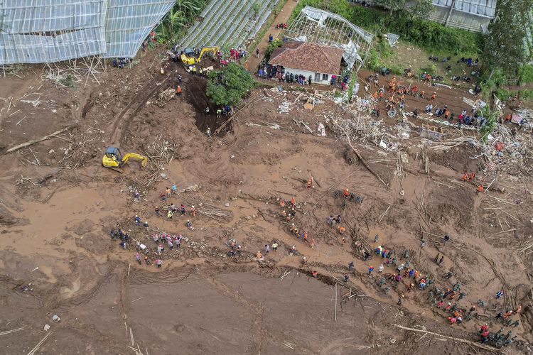 tanah longsor, Cisarua, BERITA FOTO: Dampak Longsor di Cisarua Bandung Barat dan Kerusakannya, 20 jenazah berhasil diidentifikasi, Seratusan warga dilaporkan hilang, Korban dari prajurit TNI, Pesan Wapres Gibran