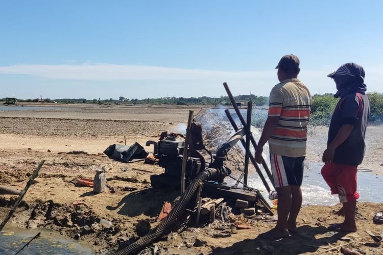 Pulau Madura, garam, Pulau Garam, Madura, Tambak garam Sumenep, garam Madura, sejarah garam Madura, cara membuat garam, petani garam madura, garam tradisional Madura, Mengapa Madura Dijuluki Pulau Garam?, Garam dan Madura, Ibarat Garam dan Asinnya, Proses Pembuatan Garam di Madura, Alam yang Mendukung Produksi Garam, Warisan yang Harus Dijaga