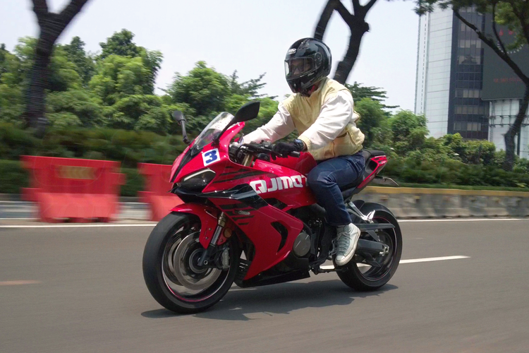 SRK 800 RR, Review Lengkap QJMotor SRK 800 RR: Moge 4 Silinder Rp 268 Juta