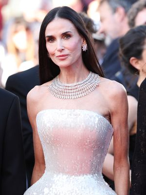 Demi Moore Tampil Elegan di Cannes 2026, Tuai Pujian sekaligus Kekhawatiran