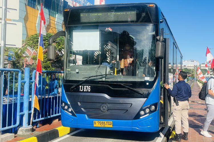 Jakarta Premium Outlets, diskon fantastis, TransJabodetabek S61, Transjabodetabek S61, belanja open air, Cara ke Jakarta Premium Outlets Naik TransJabodetabek