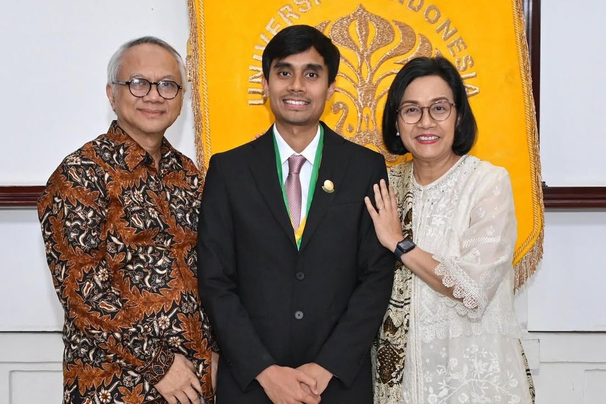 Sri Mulyani, sri mulyani fashion, sri mulyani hadir di wisuda anak, anak sri mulyani, adwin haryo indrawan, 7 Style Sri Mulyani saat Hadiri Wisuda Anak, Kenakan Tunik dan Batik, 1. Tunik putih tulang, 2. Aksen brokat dan renda yang halus, 3. Kain batik bernuansa cokelat, 4. Selendang batik, 5. Heels nude pumps, 6. Rambut bob signature, 7. Aksesori minimalis