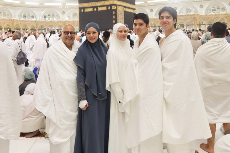 Alyssa Daguise, Maia Estianty, Tampil Kembaran dengan Maia Estianty, Ini 9 Gaya Umrah Alyssa Daguise, 1. Tampil kembaran dengan Maia Estianty, 2. Gamis nyaman untuk ibu hamil 4 bulan, 3. Abaya hitam polos yang klasik, 4. Hijab hitam minimalis, 5. Busana warna netral bernuansa earthy, 6. Siluet longgar yang mengutamakan kenyamanan, 7. Makeup natural yang nyaris tanpa polesan, 8. Tampilan serasi dengan pasangan, 9. Busana putih yang bersih dan menenangkan