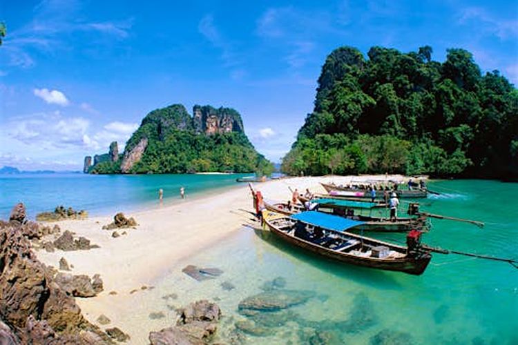 wisata krabi thailand, wisata alam di thailand, wisata di krabi thailand, tempat wisata krabi, 5 Spot Wajib Dikunjungi di Krabi, Cocok untuk Wisata Alam, 1. Railay Beach, 2. Ao Nang, 3. Emerald Pool &amp; Hot Spring, 4. Tiger Cave Temple, 5. Thung Teao Forest Natural Park