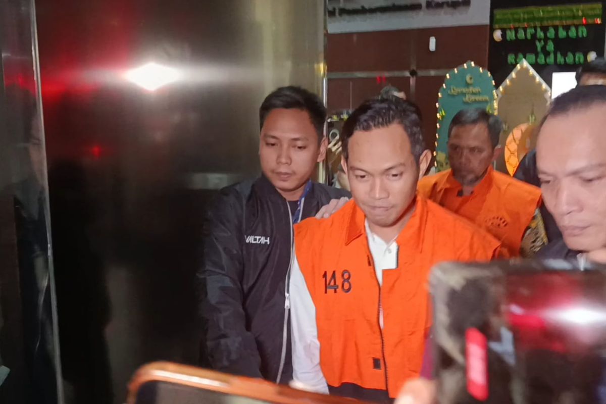 Cilacap, Bupati Cilacap, Dituduh Tak Royal, Pejabat Cilacap Diancam Mutasi jika Tak Setor Uang THR ke Bupati, Takut Dimutasi jika Tak Setor, Libatkan Satpol PP untuk Menagih, Data dan Barang Bukti OTT KPK, Pejabat yang Diperiksa, Reaksi Gubernur Jawa Tengah