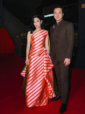 Dian Sastrowardoyo, Dian Sastro, Busan International Film Festival, busana dian sastro, style dian sastro, 8 Detail Outfit Dian Sastro di Busan International Film Festival 2025, Kenakan Gaun Stripes, 1. Gaun stripes rancangan Sebastian Gunawan, 2. Detail draperi yang dramatis, 3. Aksen kain hijau olive, 4. Gaya rambut loose waves, 5. Riasan natural yang menonjolkan mata, 6. Kompak dengan Ali Fikry, 7. Reuni dengan Nicholas Saputra, 8. Aksesori minimalis