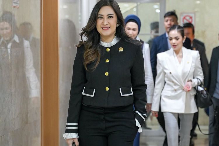 Nafa Urbach, fashion wanita, outfit ke kantor, penampilan Nafa Urbach, outfit Nafa Urbach, gaya nafa urbach, busana nafa urbach, 5 Gaya Nafa Urbach yang Stylish, Jadi Inspirasi Outfit ke Kantor, 1. Blouse dengan potongan bahu unik, 2. Gaya monokrom, 3. Perpaduan atasan hitam dan rok batik, 4. Setelan blazer hitam dengan ruffle cuffs, 5. Batik dengan sentuhan kerah renda