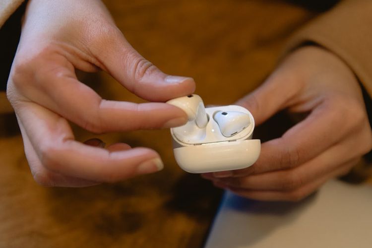 kotoran telinga, Pakai Earbuds untuk Tidur, Berbahayakah untuk Pendengaran?