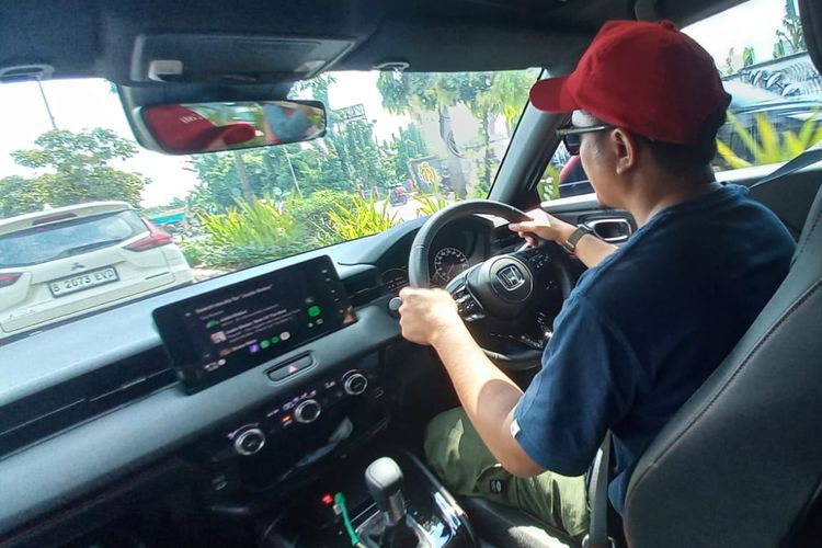 kenyamanan berkendara, harga kompetitif, SUV Hybrid, Honda HR-V, Review Honda HR-V RS e:HEV: Kenyamanan dan Suspensi Meningkat, Kenyamanan Berkendara yang Lebih Baik, Posisi Berkendara yang Nyaman, Peningkatan Suspensi yang Mengesankan, Harga yang Kompetitif