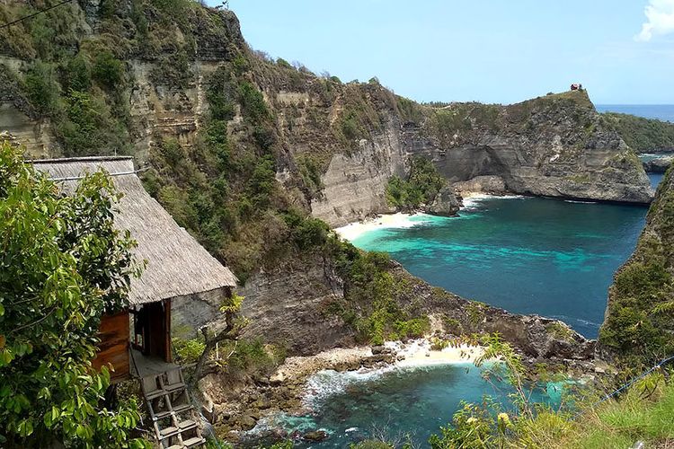 Bali, nusa penida, pantai kelingking, Aktivitas yang bisa dilakukan di Pantai Kelingking, Apa yang Bisa Dilakukan di Pantai Kelingking? Ini Pilihan Aktivitasnya, 1. Trekking turun ke pantai, 2. Tebing Ikonik dengan Bentuk T-Rex, 3. Diving di Manta Point, 4. Menikmati pagi dan senja 