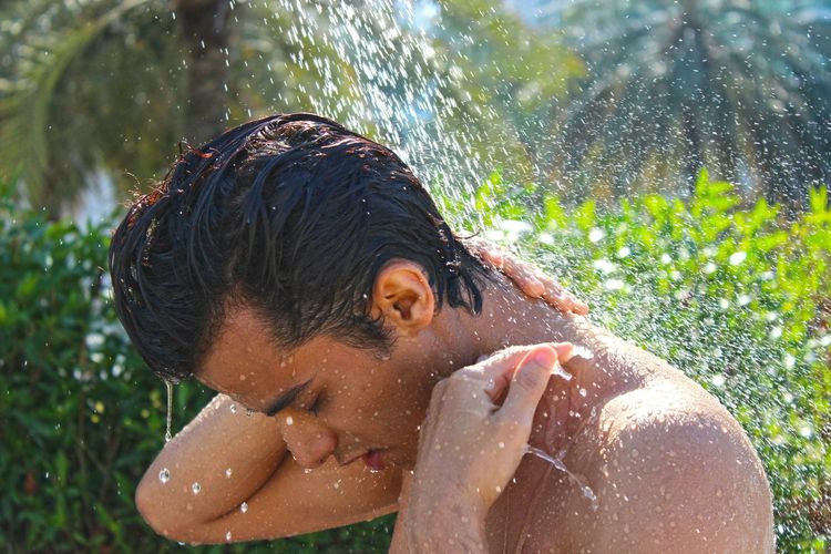Conditioner, Rey Nathanael, sampo, conditioner, manfaat conditioner, cara memakai conditioner, cara keramas yang benar, rey nathanael, jangan lewatkan conditioner setelah keramas, kelebihan pakai conditioner, Kenapa Rambut Harus Pakai Conditioner Saat Keramas?, Mengapa sampo dan conditioner penting saat keramas?, Manfaat sampo untuk membersihkan kulit kepala, Conditioner untuk menutrisi dan melindungi batang rambut, Wajib untuk penggemar styling rambut, Cara keramas yang benar agar bersih maksimal