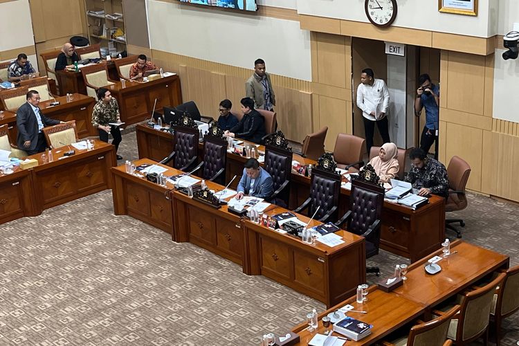 suap hakim, Zarof Ricar, Muhammad Nasir Djamil, Annas Mustaqim, DPR Soroti Kasus Zarof Ricar: Kalau Suap Hakim Dibuka Semua, Barangkali Roboh Gedung MA, Vonis Zarof Diperberat, Uang dalam Amplop Bertuliskan Nomor Perkara, Zarof Terjerat Kasus Baru, Tantangan Reformasi Peradilan