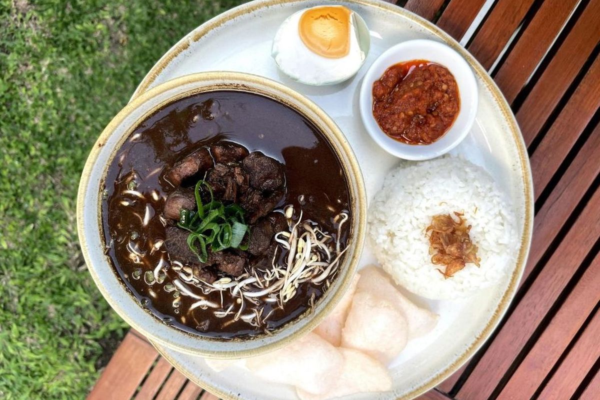 Rawon daging sapi, Bumbu rawon, resep rawon, bumbu rawon, Cara membuat rawon, rawon daging sapi, Resep rawon, cara membuat rawon, bahan rawon, cara mengolah kluwek untuk rawon, Resep Rawon Daging Sapi Bumbu Sederhana dan Cara Mengolah Kluwek, Bahan-bahan, Bumbu yang dihaluskan, Cara mengolah kluwek, Masak rawon