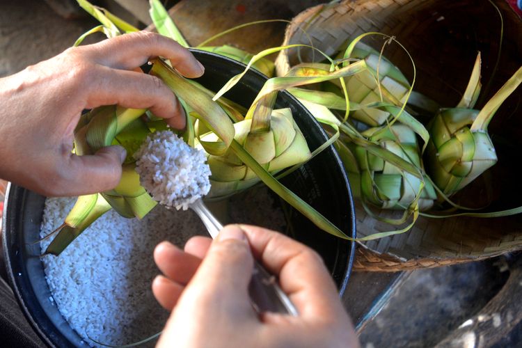 ketupat lebaran, cara membuat ketupat lebaran, cara membuat ketupat tidak cepat basi, cara membuat ketupat enak dan kenyal, cara membuat ketupat tahan lama, cara membuat ketupat lebaran yang enak, cara praktis membuat ketupat lebaran, 10 Cara Buat Ketupat Lebaran Kenyal dan Tahan Lama, 1. Pilih bungkus ketupat berwarna segar, 2. Cuci beras hingga benar-benar bersih, 3. Tambahkan air kapur sirih, 4. Tambahkan garam, 6. Rebus ketupat sampai terendam, 7. Hindari menambahkan air dingin ke dalam rebusan, 8. Simpan ketupat di kulkas agar tidak cepat basi, 9. Hangatkan ketupat dingin, 10. Sajikan ketupat dengan beragam lauk