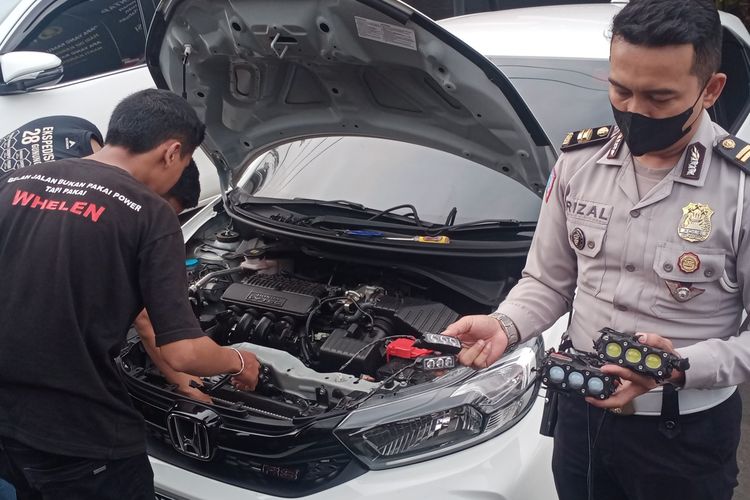 rotator, pelanggaran lalu lintas, sirine, Strobo, konsekuensi hukum, Rotator dan Sirine di Mobil Pribadi: Ini Konsekuensi Hukumnya