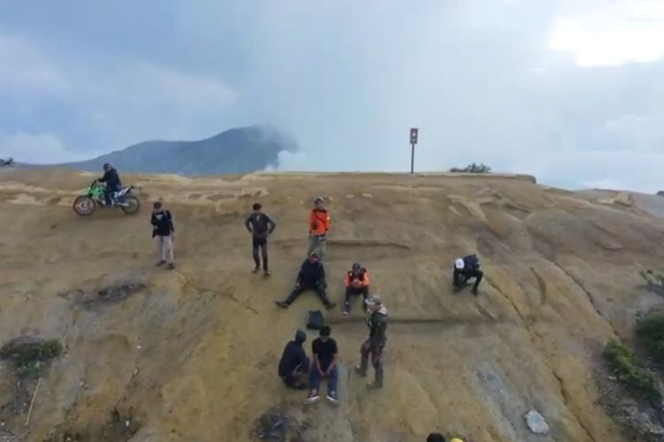 jalur pendakian Ijen, Gunung Ijen, Kawah Ijen, Blue Fire, Panduan Aman Mendaki Kawah Ijen: Tips dari Guide Profesional dan Aturan Buang Hajat, Jalur Lebih Lebar dan Ramah Pemula, Bahaya Disorientasi di Jalur Sunrise Point, Aturan "Buang Hajat" dan Keselamatan, Kilas Balik: Evakuasi Dramatis Pendaki Hilang, Tips Mendaki Gunung Ijen agar Tetap Aman
