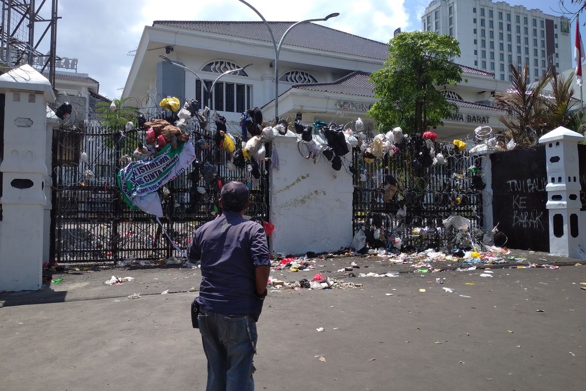 Dedi Mulyadi, gubernur jawa barat, Gedung DPRD Jabar, aksi pelemparan sampah, Sudah Dibersihkan Ojol, DPRD Jabar Malah Dilempari Sampah Pendemo
