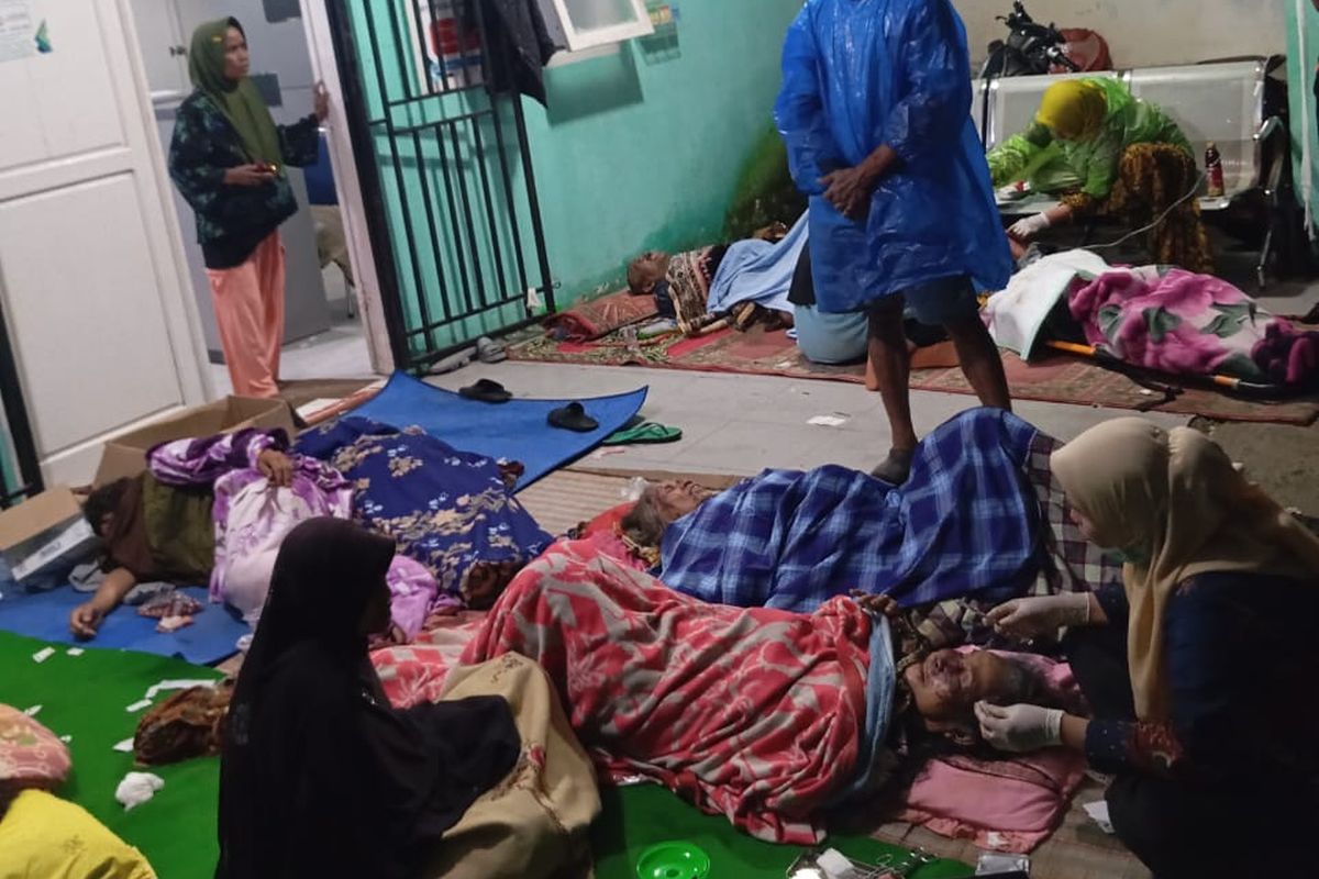 Pengungsi Banjir Sumatera Diduga Alami Keracunan Makanan dari Dapur Umum