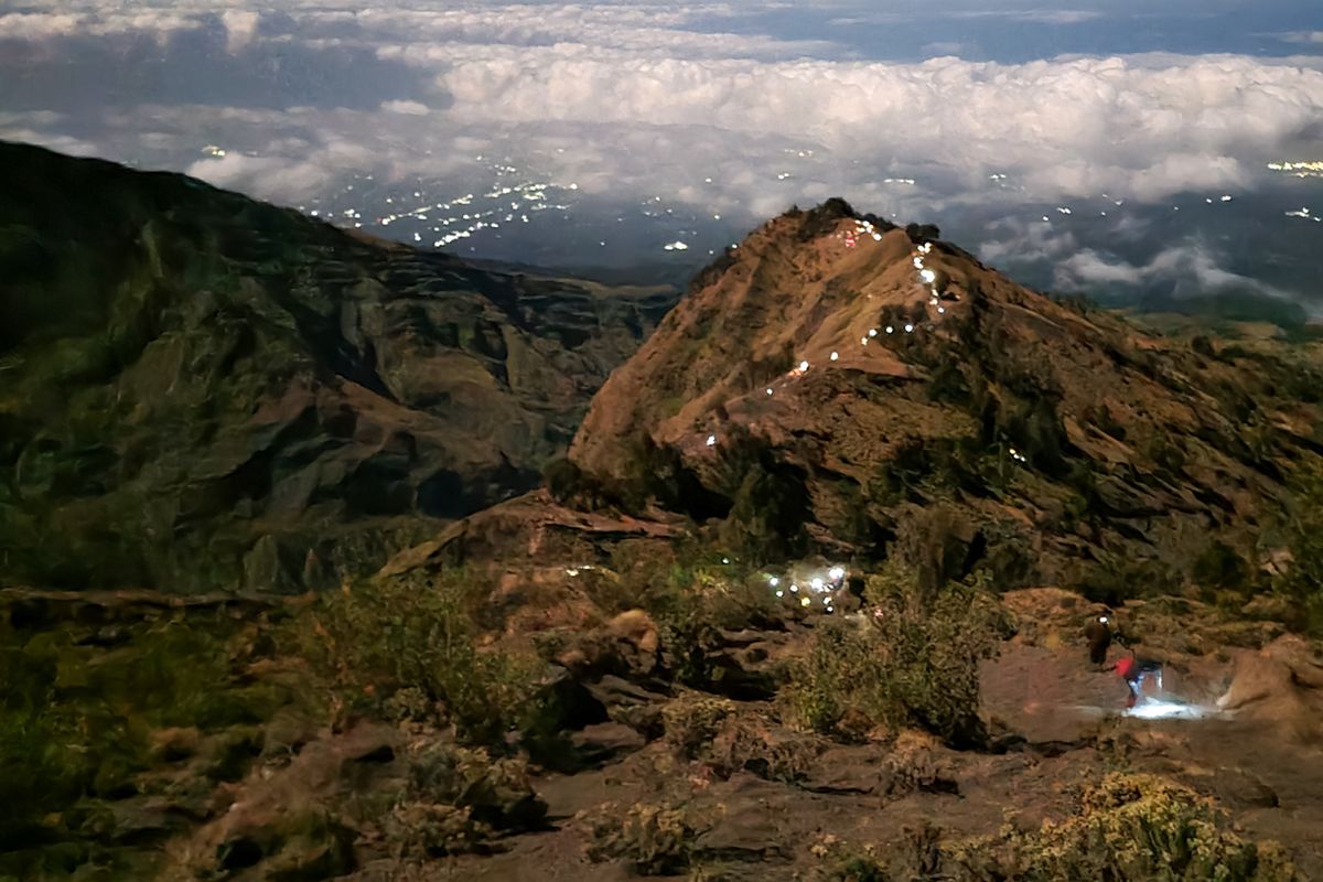 Gunung Rinjani, pendakian Gunung Rinjani, Gunung RInjani, tips pesan tiket pendakian gunung rinjani online, cara booking tiket pendakian gunung rinjani online, cara booking tiket masuk gunung rinjani online, trekking organizer gunung rinjani, 3 Tips Booking Tiket Pendakian Gunung Rinjani agar Tak Kehabisan Kuota