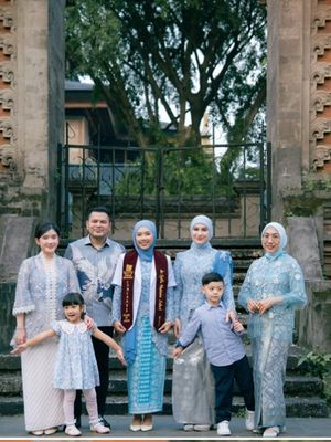 Irish Bella, 5 Style Irish Bella saat Hadiri Wisuda Anak Sambung, Anggun dengan Kebaya Biru, 1. Tampil anggun dengan kebaya brokat biru pastel, 2. Memadukan hijab polos senada, 3. Makeup flawless dengan nuansa natural, 4. Kebaya modern dengan sentuhan kain satin, 5. Tampil serasi bersama keluarga