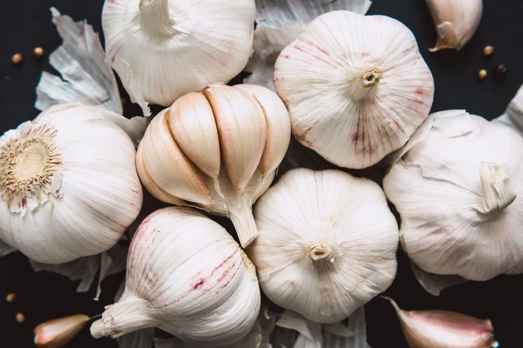 cara kupas bawang putih cepat, cara kupas bawang putih, cara kupas bawang putih tunggal, Trik Kupas Bawang Putih Cepat Tanpa Ribet, Tak Perlu Tambah Bahan